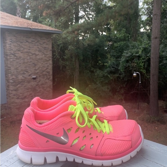 Nike Flex 2013 Run Shoes Size 6Y Pink And Yellow - Picture 1 of 5